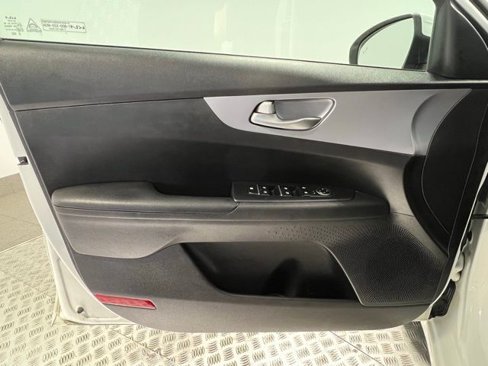 Used 2022 Kia Forte LXS w/ LXS Technology Package image 9