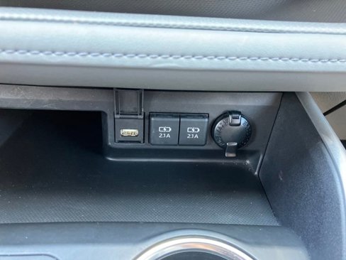 Used 2020 Toyota Highlander XLE image 25