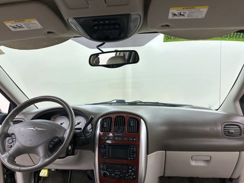 Used 2005 Chrysler Town & Country Limited image 19
