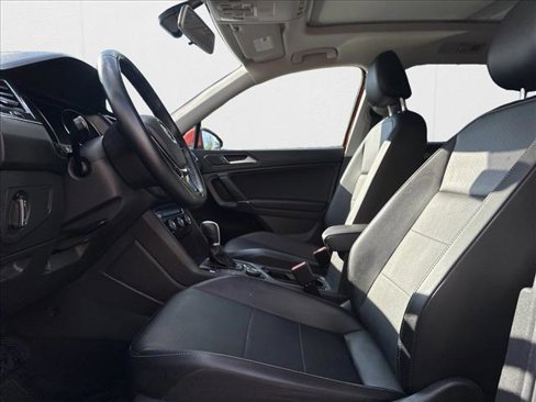 Used 2018 Volkswagen Tiguan SE w/ Panoramic Sunroof Package image 11