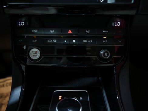 Used 2017 Jaguar XE Premium image 20