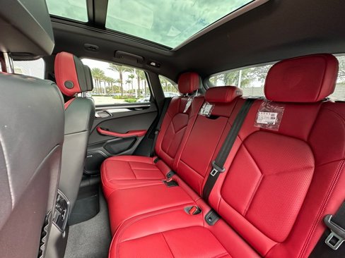 Used 2025 Porsche Macan image 28