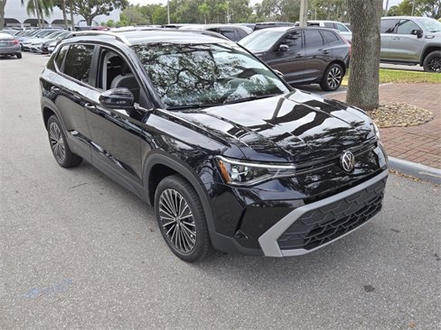 Used 2025 Volkswagen Taos SE image 2