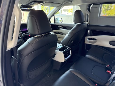 Used 2022 Kia Carnival EX image 24