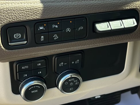 Used 2021 GMC Yukon Denali w/ Denali Premium Package image 18