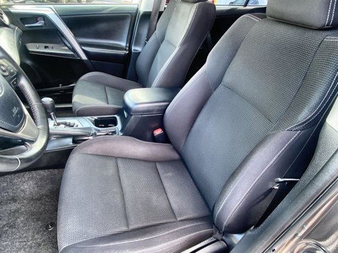 Used 2018 Toyota RAV4 XLE image 19