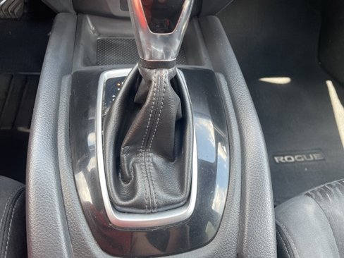 Used 2018 Nissan Rogue SV image 29