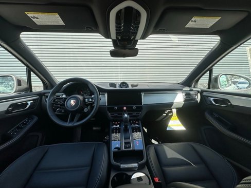 Used 2025 Porsche Macan image 28
