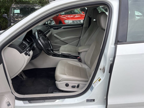 Used 2018 Volkswagen Passat 2.0T R-Line image 8