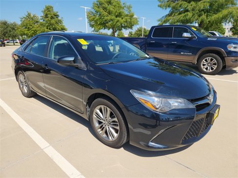 Used 2017 Toyota Camry SE image 1