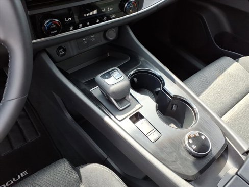 Used 2025 Nissan Rogue SV image 15