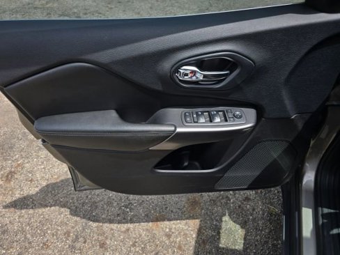 Used 2019 Jeep Cherokee Latitude w/ Cold Weather Group image 10