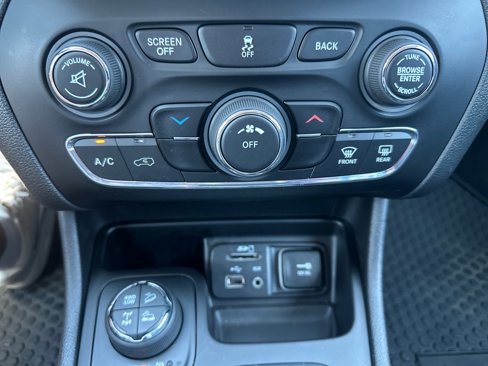 Used 2017 Jeep Cherokee Trailhawk image 16