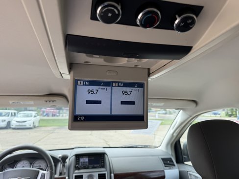 Used 2010 Chrysler Town & Country Touring image 32