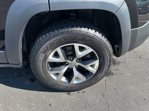 Used 2017 Jeep Cherokee Trailhawk image 9