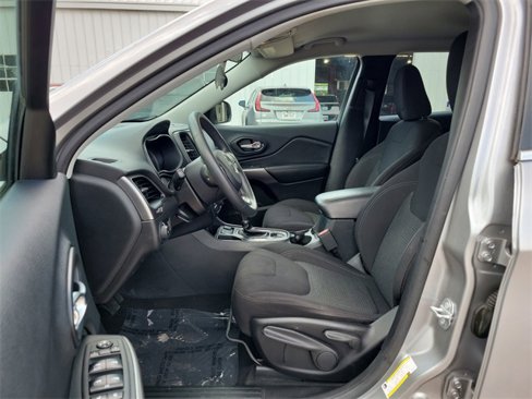Used 2019 Jeep Cherokee Latitude w/ Popular Appearance Group image 17