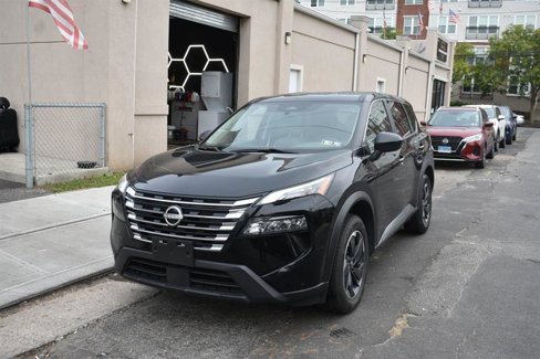 Used 2024 Nissan Rogue SV image 3