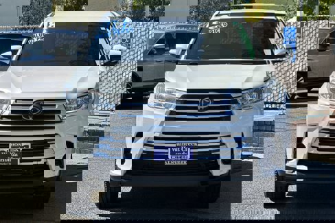 Used 2018 Toyota Highlander LE image 6