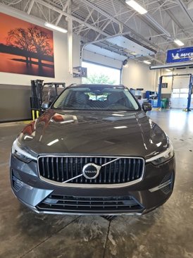 Used 2022 Volvo XC60 B5 Momentum image 3