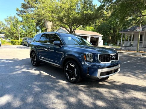Used 2023 Kia Telluride EX w/ EX Captain's Chair Package image 3