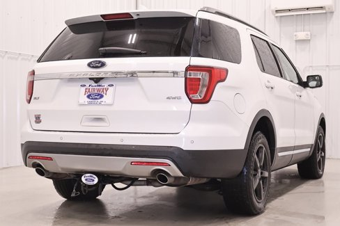 Used 2017 Ford Explorer XLT image 9