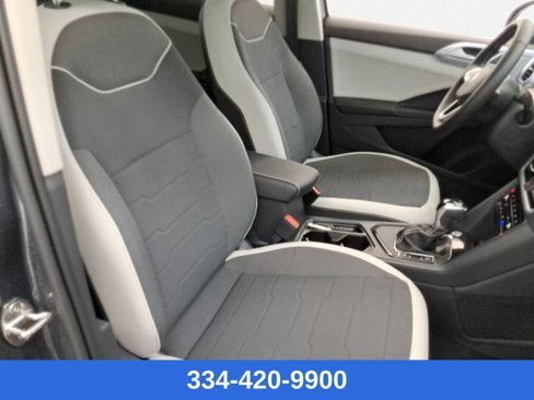 Used 2025 Volkswagen Taos SE w/ Panoramic Sunroof Package image 14