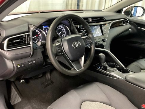 Used 2018 Toyota Camry LE image 8