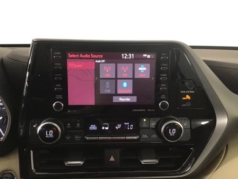 Used 2020 Toyota Highlander XLE image 18