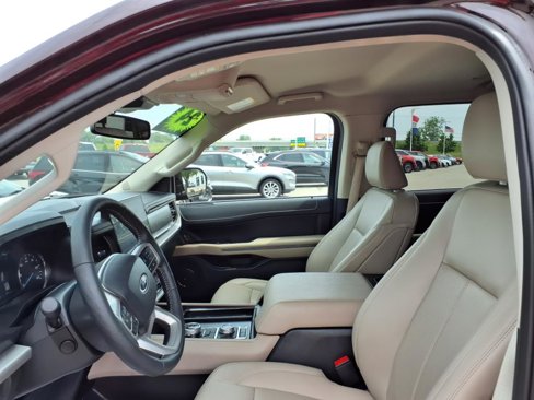 Used 2024 Ford Expedition XLT image 11