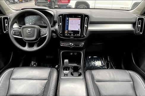 Used 2022 Volvo XC40 T5 Momentum image 7