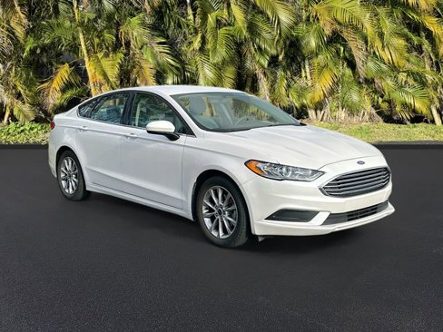 Used 2017 Ford Fusion SE w/ Fusion SE Technology Package image 4