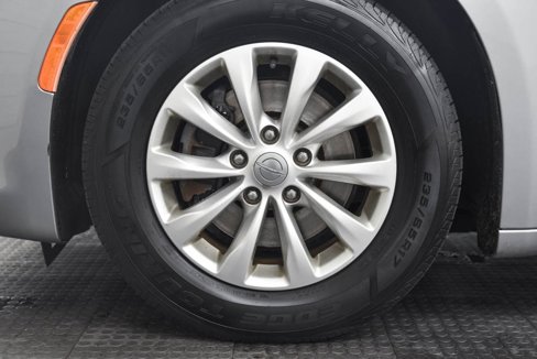 Used 2019 Chrysler Pacifica Touring-L image 8