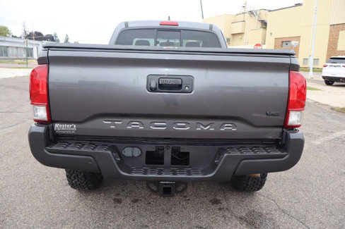 Used 2017 Toyota Tacoma TRD Off-Road image 10
