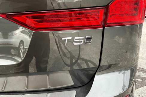 Used 2019 Volvo XC60 T5 Momentum w/ Multimedia Package image 9