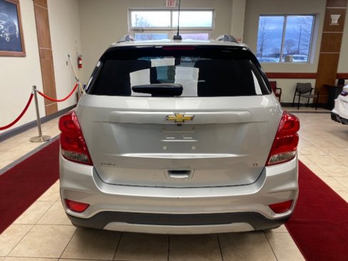 Used 2020 Chevrolet Trax LT w/ LT Convenience Package image 2