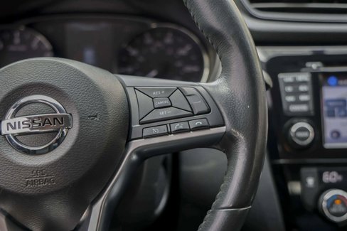 Used 2017 Nissan Rogue SV w/ SV Premium Package image 18