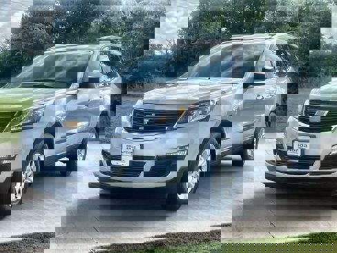 Used 2017 Chevrolet Traverse LS image 2