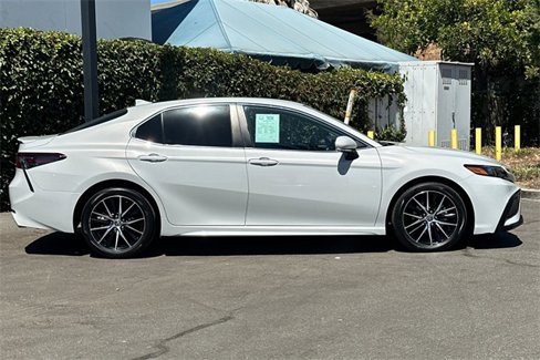 Used 2022 Toyota Camry SE image 3