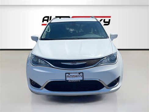 Used 2018 Chrysler Pacifica Touring-L image 2