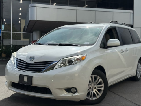 Used 2016 Toyota Sienna XLE image 2