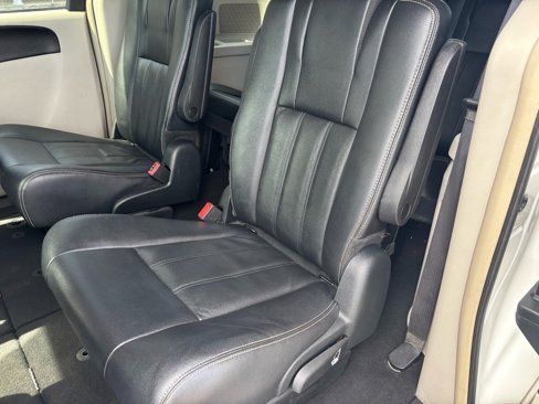 Used 2016 Chrysler Town & Country Touring image 17