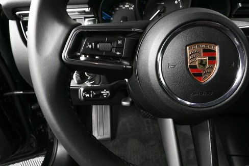 Used 2025 Porsche Macan image 9