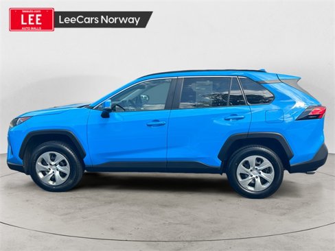 Used 2021 Toyota RAV4 LE image 2