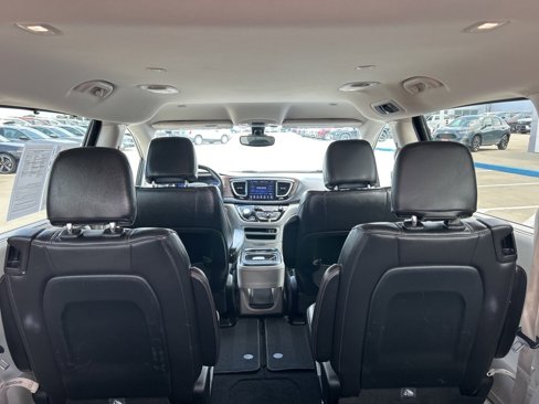 Used 2017 Chrysler Pacifica Touring-L image 11
