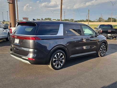 Used 2022 Kia Carnival EX image 8