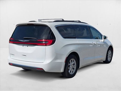 Used 2022 Chrysler Pacifica Touring-L image 5