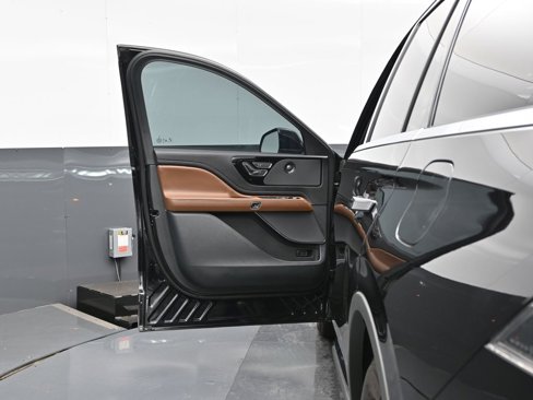 Used 2023 Lincoln Aviator Reserve w/ Elements Package Plus image 8