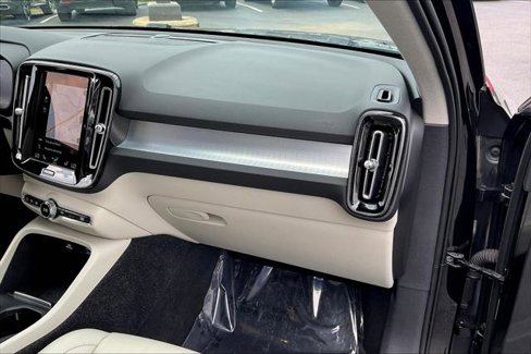 Used 2022 Volvo XC40 T5 Momentum image 23