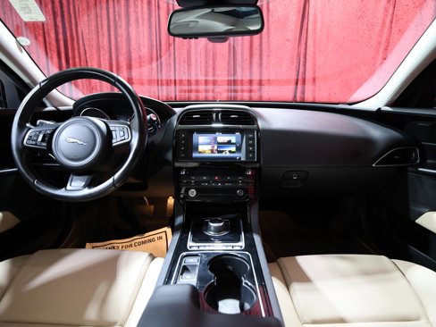 Used 2017 Jaguar XE Premium image 15