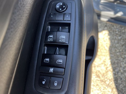 Used 2020 Jeep Grand Cherokee Laredo image 28